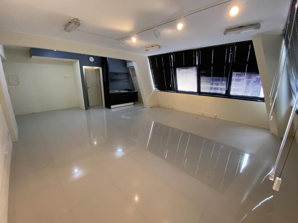 Linda Sala Comercial à Venda - 46m² | Edifício Cristal Center | Centro - Florianópolis, SC