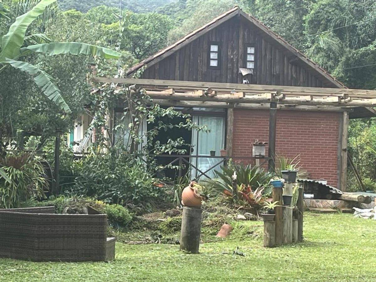 Casa Rural c/ 4 dormitórios - Terreno 3.000m2 - Vargem do Braço - Santo Amaro da Imperatriz