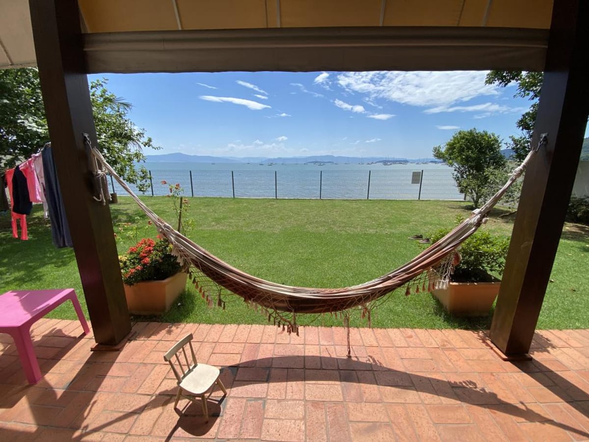 Casa Beira-Mar com 7 Quartos à Venda em Santo Antônio de Lisboa - Florianópolis, SC - 268m² - Pé na Areia e Vista Deslumbrante