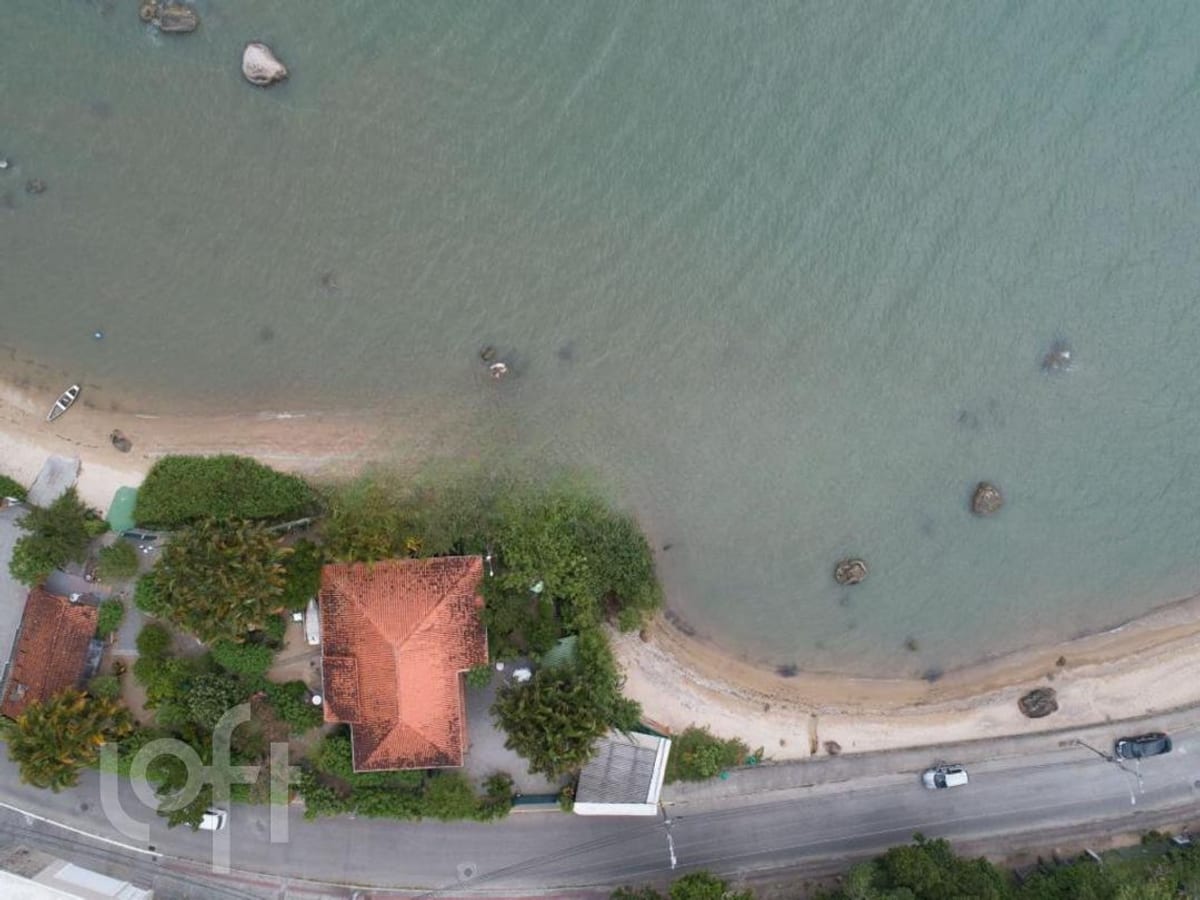 Casa Pé na Areia com 131m² à Venda em Sambaqui - Florianópolis | Terreno Amplo de 1.178m² | Vista Exclusiva e Praia Privativa