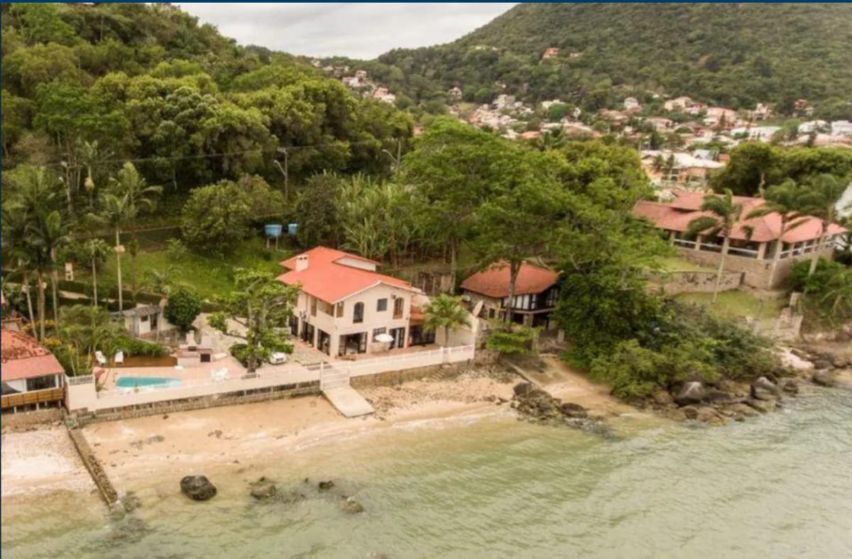 Casa Pé na Areia com 6 Suítes e Piscina em Sambaqui – Florianópolis | 350m²